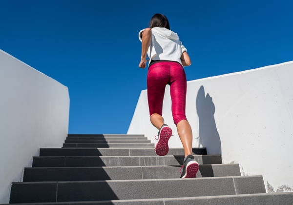 Bài tập cardio tại nhà - Leo cầu thang
