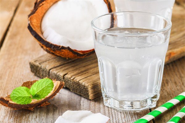 Nước dừa cung cấp cho cơ thể hàm lượng dưỡng chất dồi dào
