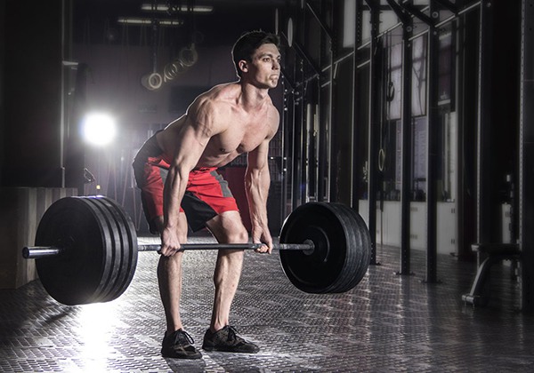 Deadlift đúng cách bao gồm bước bắt đầu nâng tạ cho đến khi tạ nằm giữa phần đùi trên