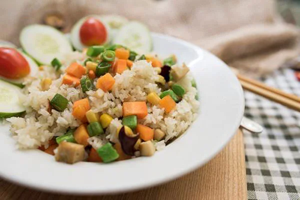 Cơm xào với rau củ cũng là một gợi ý thích hợp khi lên thực đơn giảm cân với cơm trắng