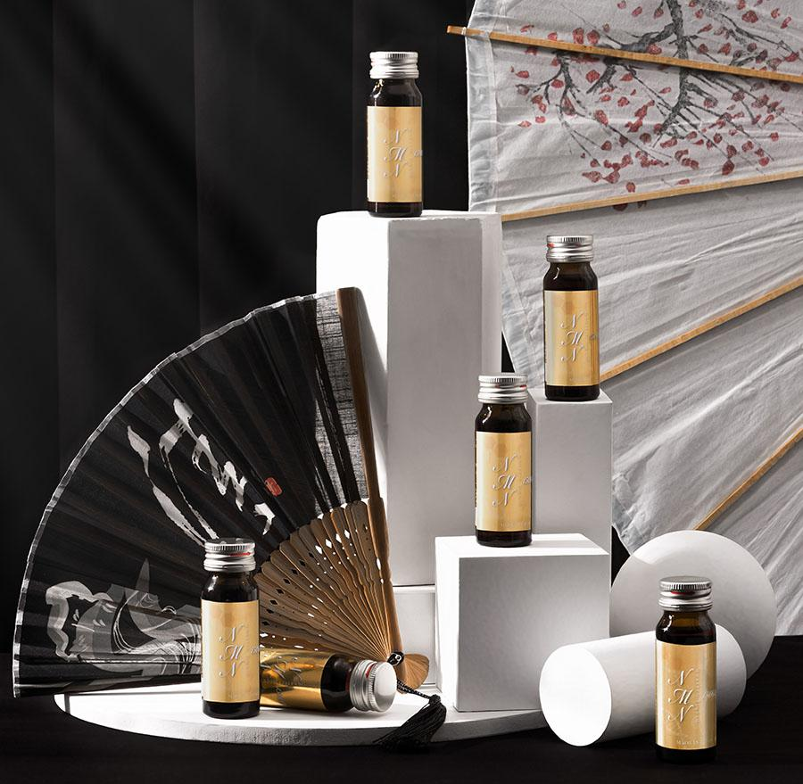 &nbsp;Sản phẩm NMN Quattro Liquid 15000 c&oacute; dạng nước với vị chua thanh m&aacute;t, ngọt nhẹ, c&ugrave;ng hương thơm của dứa, rất dễ uống v&agrave; dễ hấp thu