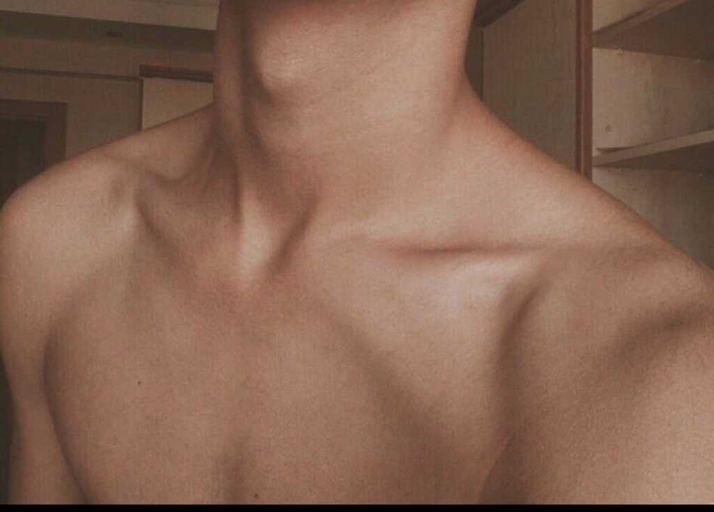 Xương quai xanh đẹp ở nam giới