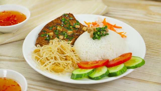 Cơm tấm bao nhiêu calo khi có thêm sự kết hợp với sườn nướng và bì heo