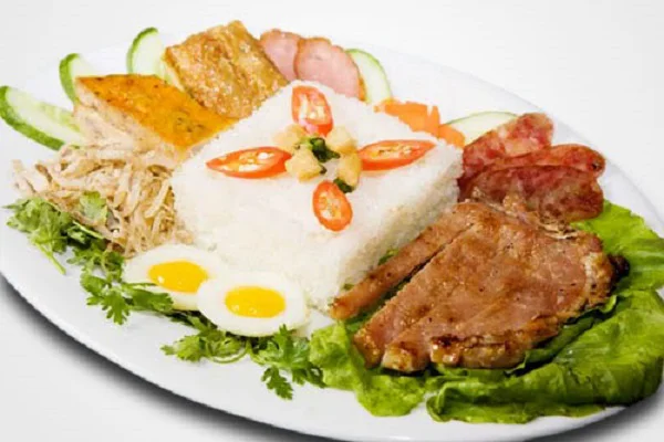 Cơm tấm đầy đủ các loại topping trông thơm ngon và hấp dẫn hơn