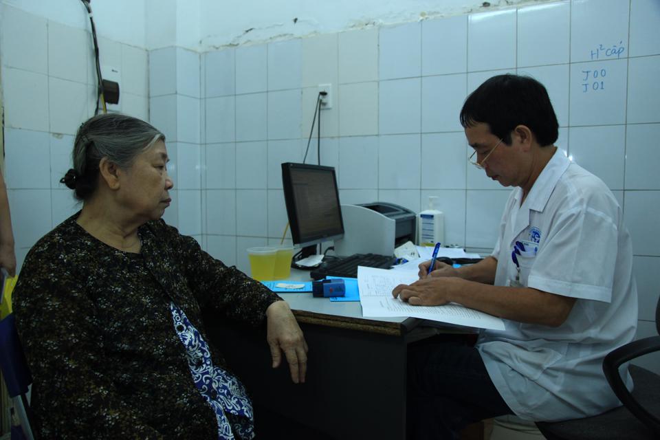 Kh&aacute;m tư vấn cho người cao tuổi tại bệnh viện đa khoa Xanh P&ocirc;n. Ảnh Phạm H&ugrave;ng